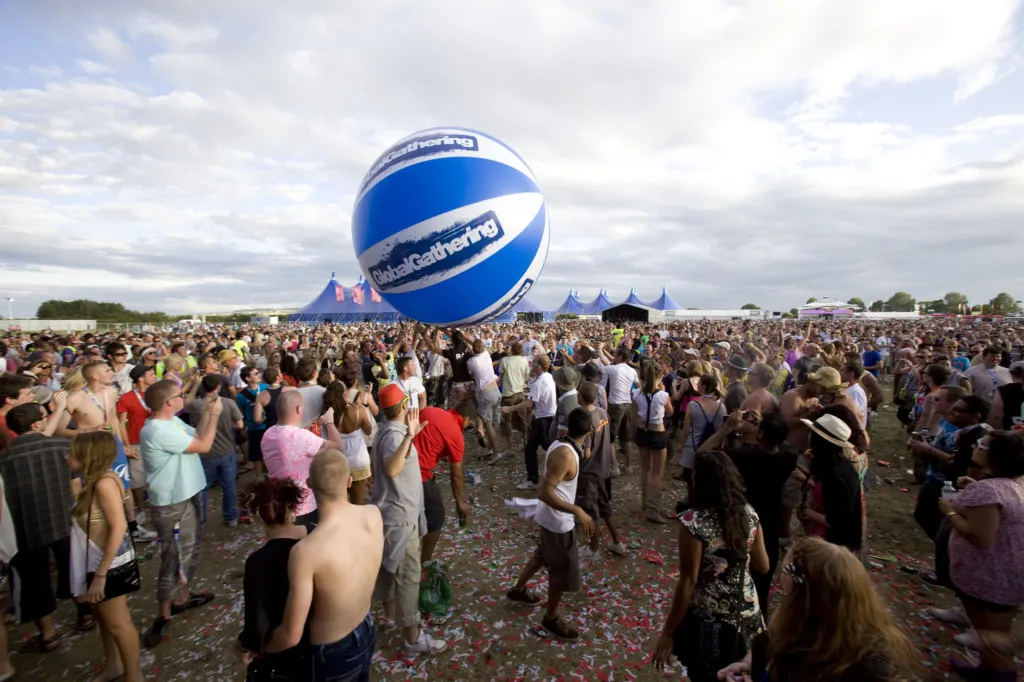 Festivalgoers and atmosphere at Global Gathering 2009